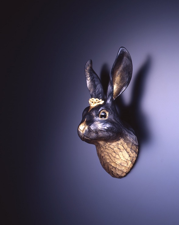 愚かな装飾 –Queen rabbit- H28×W13.5×D12.5(cm) ブロンズ、純金（24K）造幣局検定印入り 2010 ED25 AP 5 発表価格　1,000,000円（税別） 